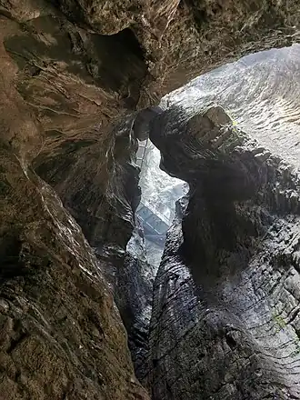 Blick von der unteren Grotte (senkrecht nach oben) auf den Steg zur oberen Grotte