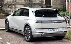 Heckansicht ab optionalem Uniq-Paket: u. a. graue Radläufe und durchgängige Pixelleiste sowie das ab Uniq-Ausstattung optionale Solardach.