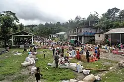 Im Dorf Hauba. Der Teil rechts der Straße gehört zur Aldeia Hatu Udu.