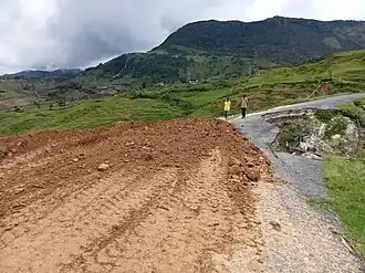 Blick auf den Abendudatoi im Suco Oeleo. Im Hintergrund erkennt man die Stromleitung beim Dorf Nelgen.