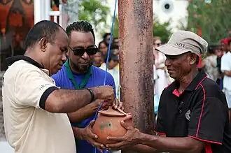 Vorbereitung des Topfes für das Reiterspiel