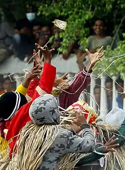Das Geld aus dem Topf versuchen die Vogel­scheuchen einzufangen
