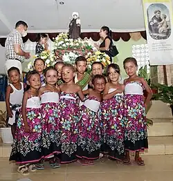 Kinder in der lokalen Tracht