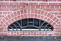 Kellerfenster mit geschmiedetem H