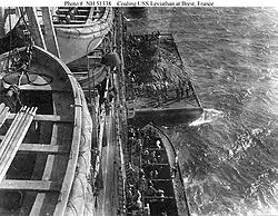 Leviathan beim Bunkern von Kohle in Brest