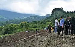 Ein Erdrutsch versperrt die Überlandstraße in Galusapulu (2023)