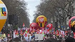 Demonstranten mit Flaggen und Ballons verschiedener Gewerkschaften in Paris am 23. März 2023.
