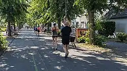 Läufer laufen auf einer Allee