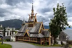 Foto einer Holzkirche im Drachenstil