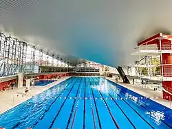 Im Inneren der sanierten Alsterschwimmhalle. Blick vom Entspannungspool auf die 50-Meter-Bahn (November 2023)