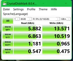 Das Foto zeigt die Ergebnisse eines Benchmarkings einer RAM-Disk in CrystalDiskMark