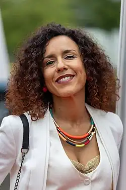 Porträt von Dunja Dogmani in heller Kleidung