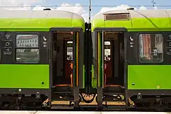 Drehfalttür im geöffneten Zustand an einem ehemaligen Wagen der Bauart Bimz 264.3, umgebaut zum Bmmz 264.6F, im Dienste von Flixtrain.