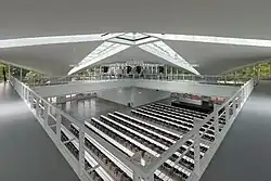 Blick von der Galerie ins Atrium und auf das Lichtkreuz, 2024.[67]