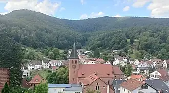 Der Hermannskopf (hinten rechts) von Lindenberg aus gesehen; links ist der Kreuzberg