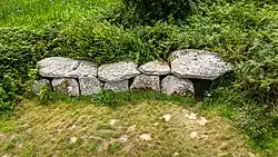 Sechs Tragsteine und vier Decksteine von schräg oben fotografiert