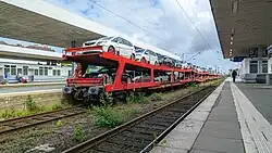 Bereitstellung eines Autoreisezuges, dieser muss auf wenige Zentimeter genau gehalten werden und den Prellbock berühren.