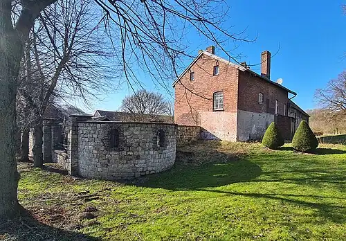 Seitenansicht mit ehemaligem Kapellenbau