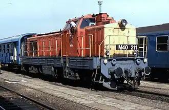 M40 vor einem Personenzug in Nagykanizsa im September 1994