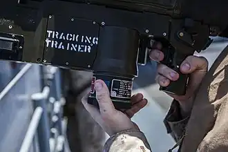 Trainer-BCU-Kartusche wird in das Griffstück eines M134 Stinger Tracking Trainers eingesetzt