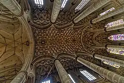 Heilig-Kreuz-Münster in Schwä­bisch Gmünd: Hallen­umgangs­chor um 1400 mit spätgotischem Netzgewölbe um 1500