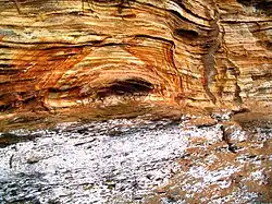 Liesegangsche Ringe der Klippen von Pénestin in der Bretagne