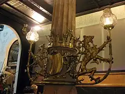 Zentrale Säule im Foyer mit Bronzeleuchter