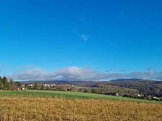 Links die flache Erhebung hinter dem Ort Holzhausen ist der Junkernkopf, rechts im Bild ist das Osterbachtal, darüber rechts der Osterberg und dahinter der Gahrenberg als höchster Gipfel zu sehen.