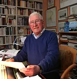Josef Schnabel in seiner privaten Bibliothek, bestehend aus über 5000 Büchern.
