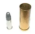 Hülse einer .45 Colt-Patrone im Vergleich zur .22 lr