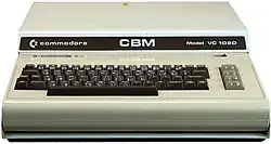 Computer mit angeschlossenem Baugruppenträger VC 1020. Das stabile Metallgehäuse dient auch als Untersatz für ein Bildgerät.