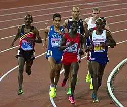 Eine Spitzengruppe mit sieben Läufern nähert sich dem Ziel