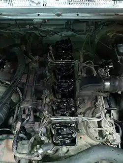 5,9-Liter-Motor, Ventildeckel entfernt (Motor mit Ladeluftkühler)