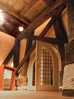 Füße des Glockenstuhls im Erd­geschoss des …