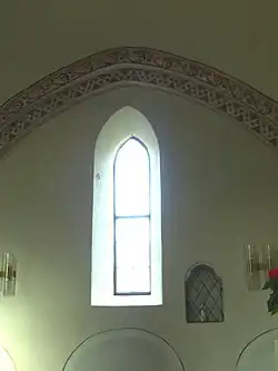 Nordwand des Chors: Spitz­bogen­fenster und Nische mit spitzem Kleeblattbogen