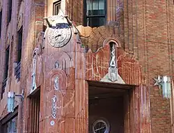 Die Uhr am Eingang zeugt von GE als zweiten Besitzer