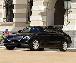 Kontrollschild FL 5 wird bei offiziellen Anlässen an der Limousine der liechtensteinischen Regierung angebracht