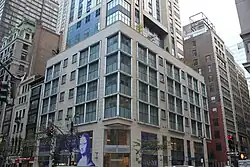 Die Gebäudebasis mit Geschäften und Büros