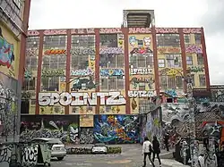 Gebäuderückseite mit dem 5Pointz-Logo im November 2010