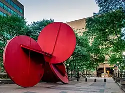 Skulptur „5 in 1“ am Police Plaza Path