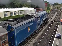 Bahnhof Goathland mit der Stromlinien-Dampflokomotive Sir Nigel Gresley. Im Hintergrund ein Camping Coach