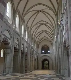 Mittelschiff mit 1221 ein­ge­zogenem gotischen Gewölbe