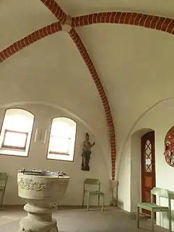 Taufstein in der spätgotischen ehem. Sakristei