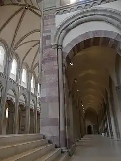 Seitenschiffe mit spitz­bogigen Kreuz­gratgewölben