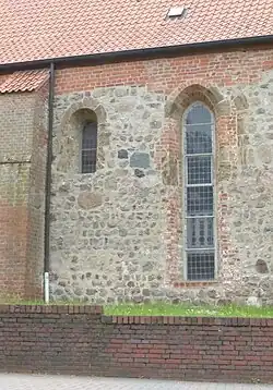 Romanisches und gotisches Fenster der Nordseite