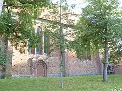 Stadtkirche Bad Sülze, 3. V. 13. Jh., Fächerportal in gotischem Kontext