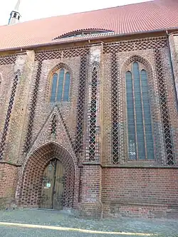 Nordportal mit Wimperg, Bänder von Blendmaßwerk