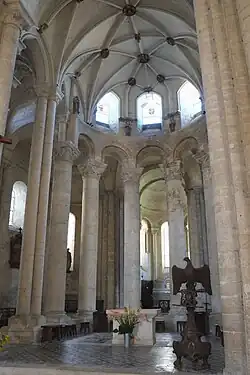 Umgangschor: tonnengewölbter Umgang, rippengewölbter Binnenchor