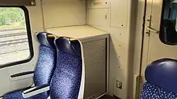 Ein Zwischenwagen mit Schrank.