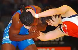 Saori Yoshida (rechts) bei einem Kampf gegen Tina George im Jahr 2003